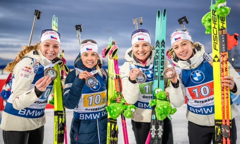 Jislové s Charvátovou to sedlo a Davidová při premiéře v roli finišmanky přivezla štafetu s úsměvem na rtech na bronzové pozici