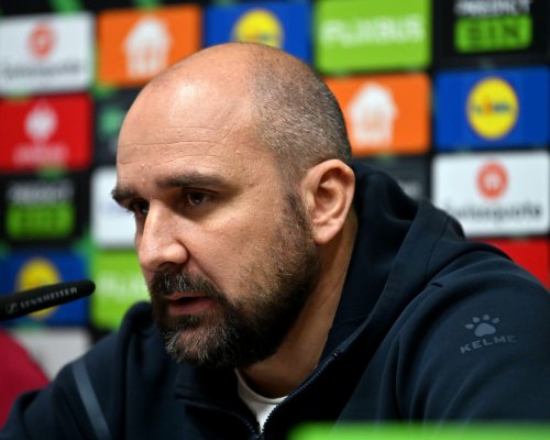 Tragédie v Srbsku. Fotbalisté se zhroutili na hřišti, jejich trenér zemřel během zápasu