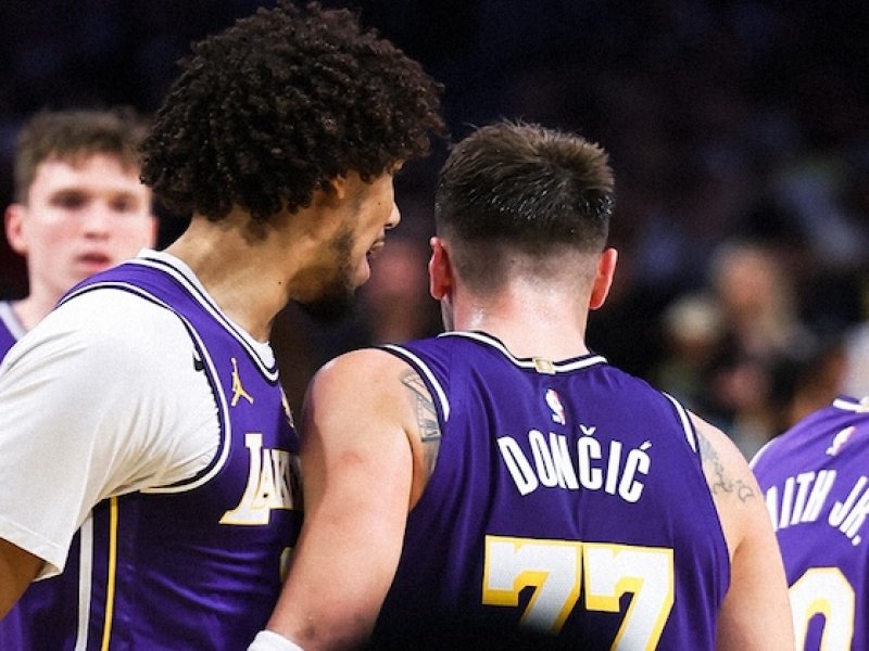 35 bodů, 13 asistencí a 9 doskoků. Nezastavitelný Dončić zastínil Wembanyamu a Lakers táhnou šňůru pěti triumfů v řadě