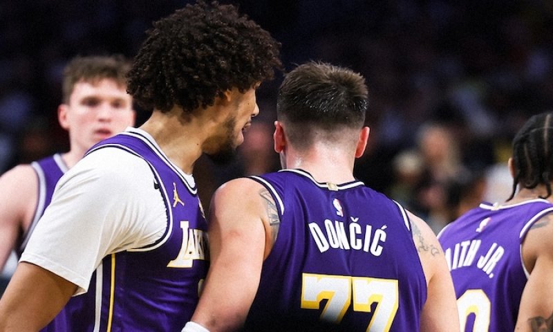 35 bodů, 13 asistencí a 9 doskoků. Nezastavitelný Dončić zastínil Wembanyamu a Lakers táhnou šňůru pěti triumfů v řadě
