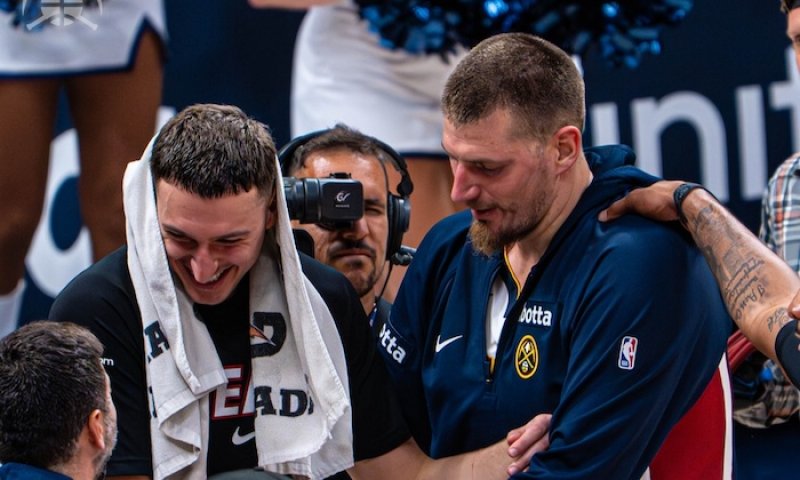 Neuvěřitelný Jokič předvedl pátý triple-double v sezoně, zbytek NBA je také na pěti. Nuggets pojedenácté v řadě vyzráli nad Heat