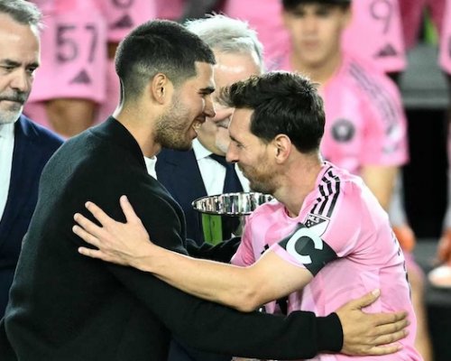 Legendární crossover? Fotbalový GOAT a budoucí GOAT tenisu? Alcaraz předal Messimu trofej a sociální sítě šílely