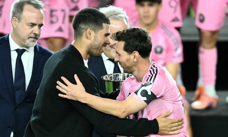 Legendární crossover? Fotbalový GOAT a budoucí GOAT tenisu? Alcaraz předal Messimu trofej a sociální sítě šílely