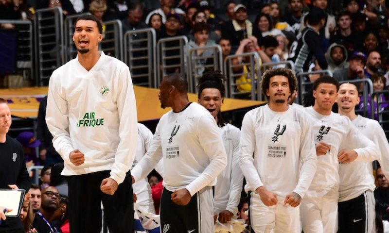 Rozjetým Spurs se brzy vrátí největší dílek do skládačky. Fantastický Wembanyama už trénuje naplno bez jakékoliv ochrany nohy