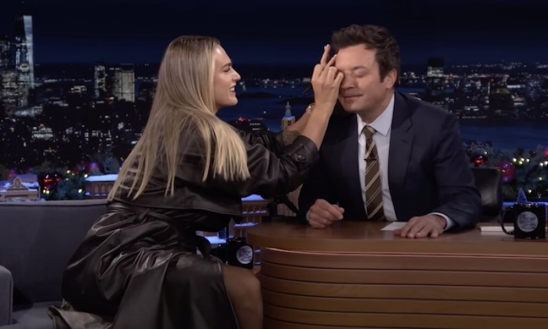 Sabalenka se podepsala Jimmymu Fallonovi přímo na čelo. Madison Square Garden si bude pamatovat do konce života