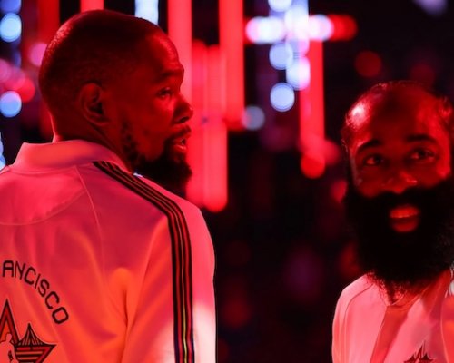 Dvě superhvězdy z basketbalové učebnice se zcela odlišnými cestami. Program NBA proti sebe svede Duranta s Hardenem