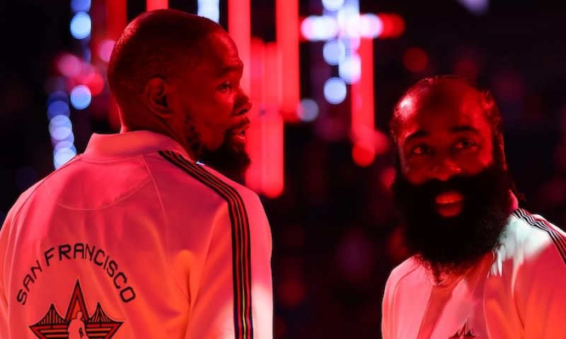 Dvě superhvězdy z basketbalové učebnice se zcela odlišnými cestami. Program NBA proti sebe svede Duranta s Hardenem