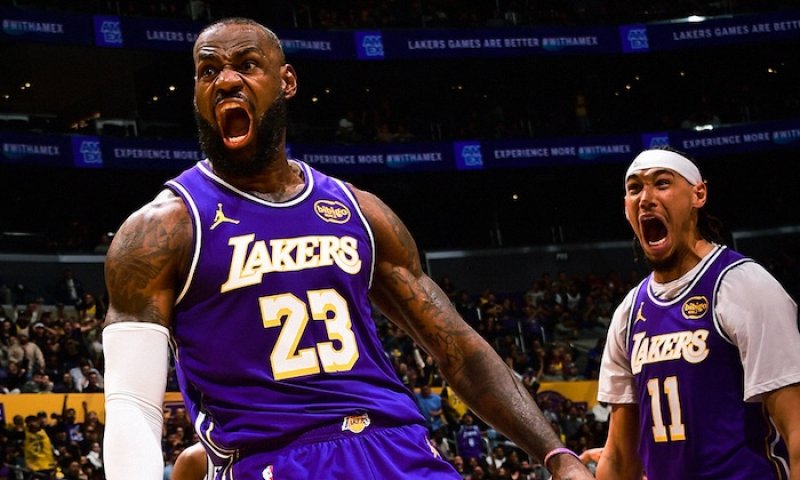 LeBron zůstal v závěru chladnokrevný. Lakers uspěli v Phoenixu, i když prohospodařili obří náskok a Dončić nevynikal přesností