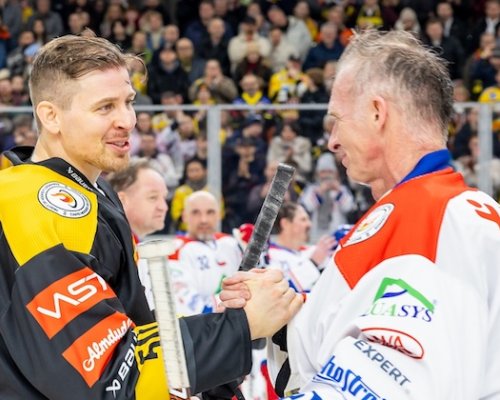 Lener s Růžičkou přivezli na vídeňský led české legendy. Hašek, Eliáš, Hejduk a spol. se nakonec museli sklonit před domácími