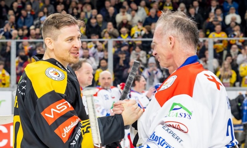 Lener s Růžičkou přivezli na vídeňský led české legendy. Hašek, Eliáš, Hejduk a spol. se nakonec museli sklonit před domácími