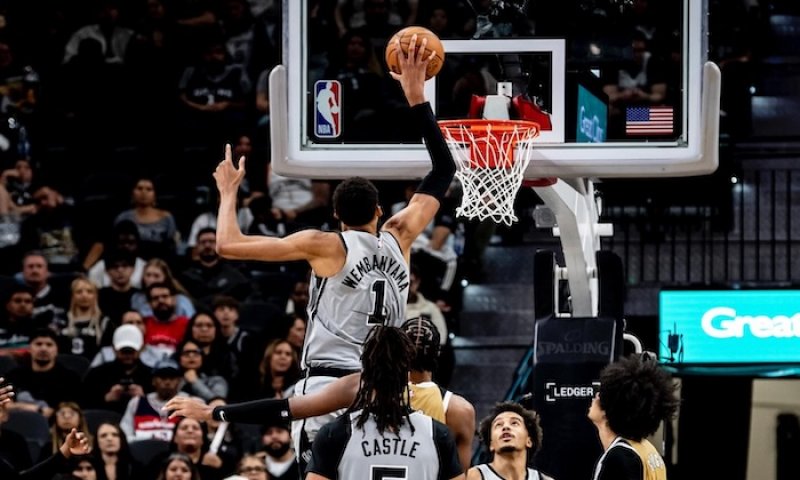 Jen Ewing, Mutombo...a teď Wembanyama! Francouz vstoupil mezi nesmrtelné, s blokem už je 100 zápasů v řadě