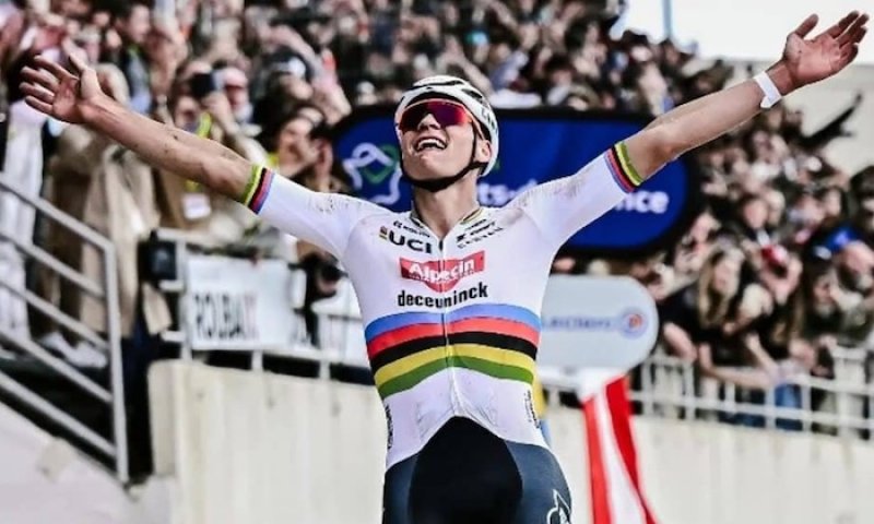 Nezastavitelný Van der Poel uspěl potřetí za sebou v Koksijde. V cyklokrosu táhne neuvěřitelnou šňůru 15 výher v řadě