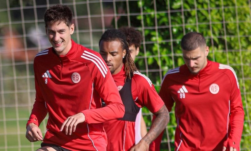 Plán se hroutí! Dobrá nálada Čvančarovi v Turecku moc dlouho nevydržela. Vztahy s Antalyasporem jsou napjaté a půjde pryč předčasně