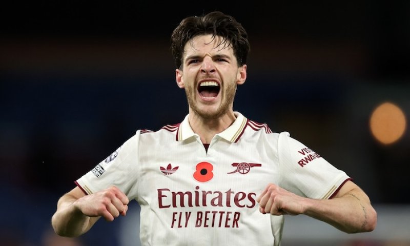 Příští kapitán Albionu? Až Kane skončí a sundá pásku, přijde Rice. Rooney vidí v opoře Arsenalu jasného lídra Anglie