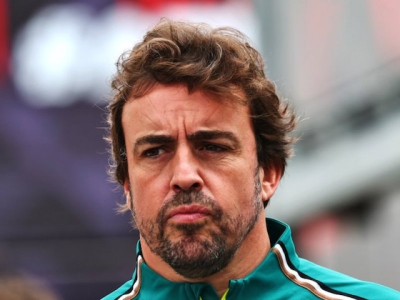 Honda nestíhá a auto má nadváhu. Alonsova poslední šance se rozplývá v garáži