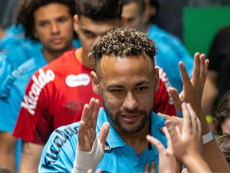 Pískot, prsty v uších a další roztržka. Neymar znovu rozvířil emoce mezi fanoušky Santosu