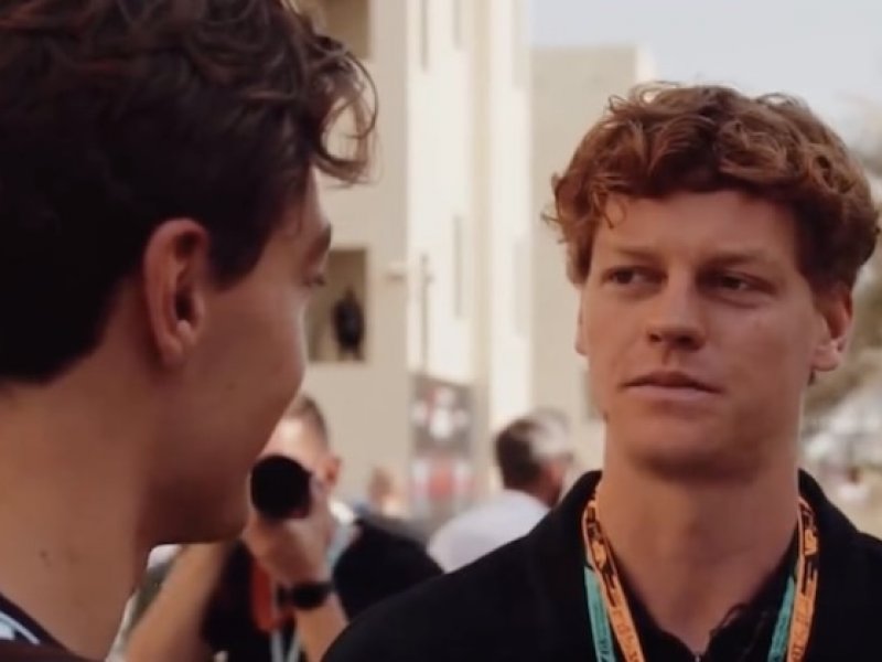 Sinnerův rychlostní úlet! Světová dvojka řádila na okruhu v Abú Zabí po boku krajana Antonelliho