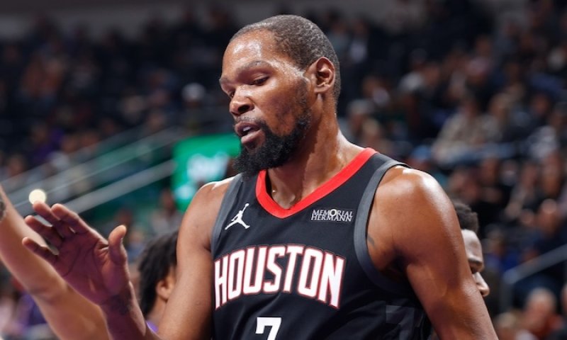 Durant vstoupil do elitního střeleckého klubu, který tvoří pouze 8 superhvězd. Rychleji to navíc zvládli jen Jordan a Chamberlain