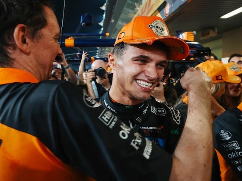 McLaren se raduje po 17 letech! Bylo mi ctí bojovat s Verstappenem a Piastrim, který jednou bude mistr světa, vzkázal šampion Norris