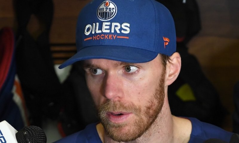 McDavid do toho šlape. 18 zápasů v řadě minimálně s bodem je nejlepší série sezony. Coffey a Gretzky jsou ale ještě odskočení