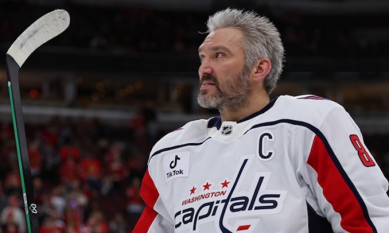 Jak dlouho ještě? Ovečkin dál posouvá hranice možného, v konzistenci překonal i Francise a před ním už je jen Howe