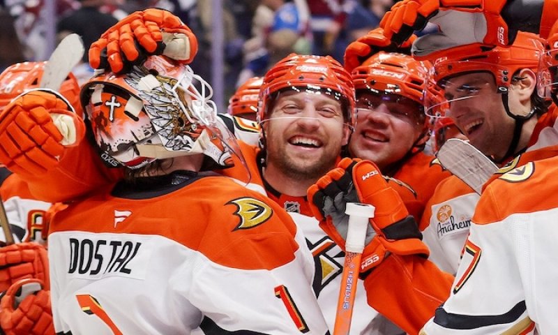 40 zákroků, nájezdy, vítězství: Dostál vykradl Avalanche a jeho Ducks slaví pátou výhru v řadě