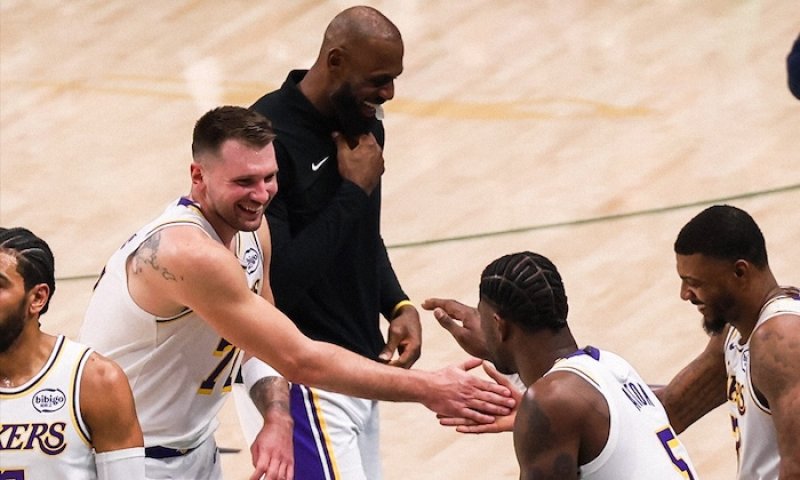 Emoce Dončiće při druhé návštěvě Dallasu polevily, chválil ho i LeBron. Tahoun Lakers i počtvrté srazil svůj bývalý tým