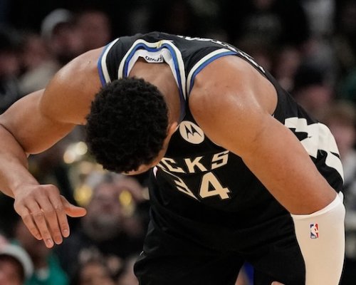 Stejné místo, stejný problém. Antetokounmpo nemohl chodit a šance Bucks na desáté play off v řadě se rozplývají