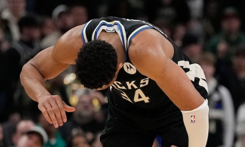 Stejné místo, stejný problém. Antetokounmpo nemohl chodit a šance Bucks na desáté play off v řadě se rozplývají