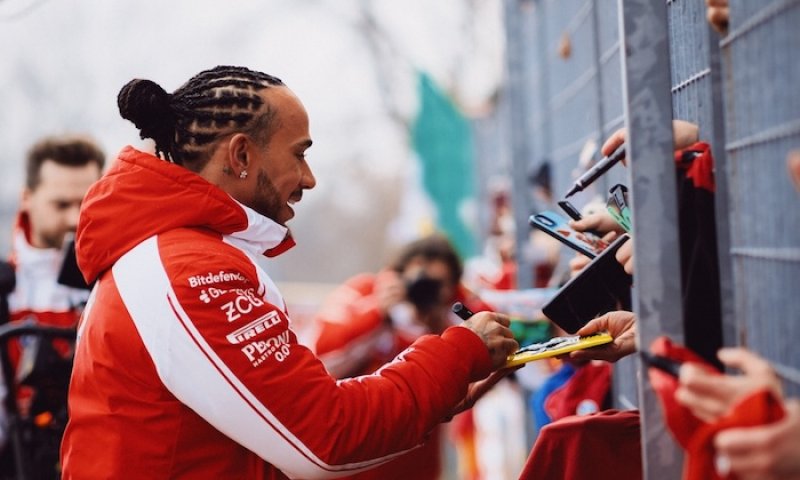 Déšť, 120 kol a spokojenost. "Jsem hrdý na všechny v továrně, že dostali auto do této fáze," hodnotí Hamilton první test SF-26