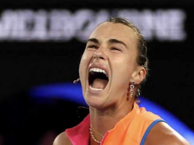 Sprostá slova jako hudba? Světová jednička nadává v jazyce, kterému nikdo nerozumí