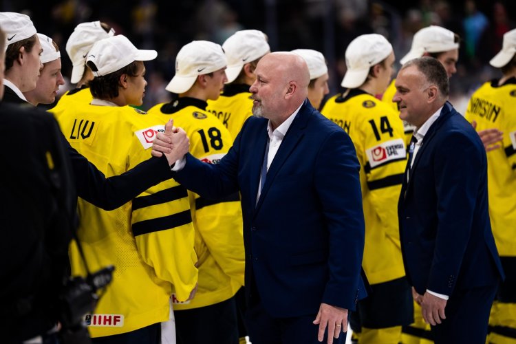 Stříbrná tečka a konec jedné éry. Patrik Augusta se s dvacítkou loučí, míří zpět do klubového hokeje