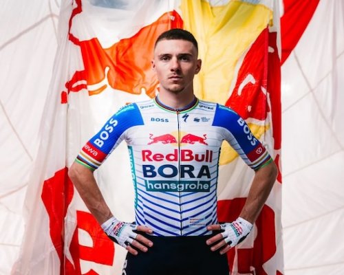 Bílá, modrá, zlato: Evenepoel ukázal nový dres snů a poprvé se objevil v barvách stáje Red Bull–Bora–Hansgrohe
