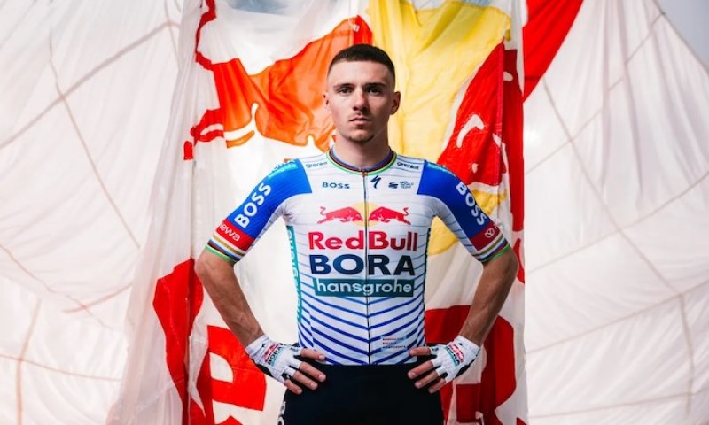 Bílá, modrá, zlato: Evenepoel ukázal nový dres snů a poprvé se objevil v barvách stáje Red Bull–Bora–Hansgrohe