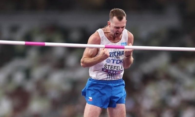 Domácí Atlet roku 2025 má za sebou první ostrý start do sezony. Hattrick na Beskydské laťce Štefelovi nevyšel