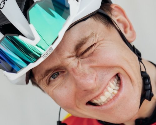 Záhada ve Španělsku: Tadej Pogačar testuje neoznačené Colnago. Chystá se lehčí časovkářský speciál na Tour?