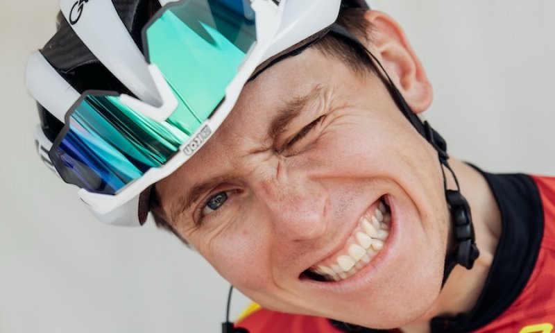 Záhada ve Španělsku: Tadej Pogačar testuje neoznačené Colnago. Chystá se lehčí časovkářský speciál na Tour?