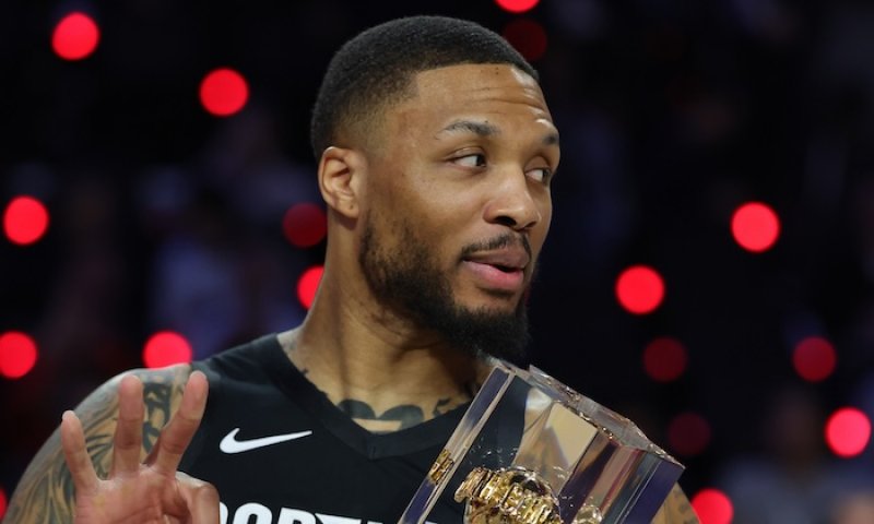 Achillovka? Zapomeňte! Lillard trefuje jak z jiného světa. Napodobil Birda a soutěž trojkařů ovládl potřetí za poslední 4 roky