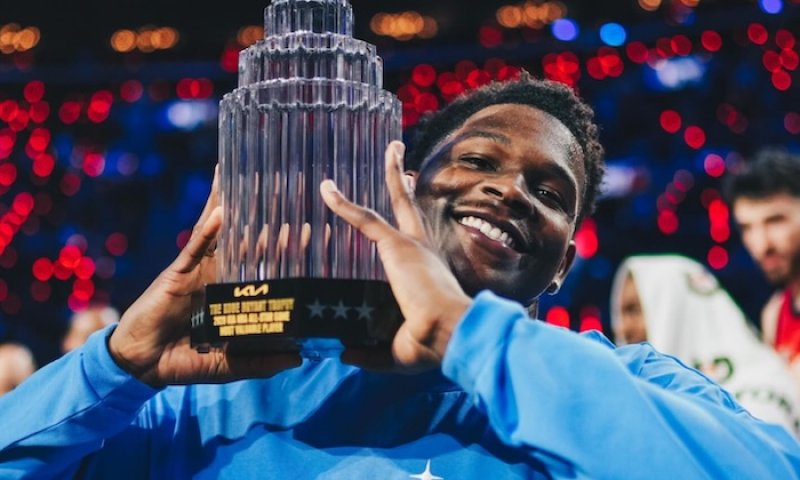 Překvápko na All-Star! Wembanyama koukal, jak mu Edwards bere slávu. Ten šokoval sám sebe a Kobeho trofej veze do Minnesoty
