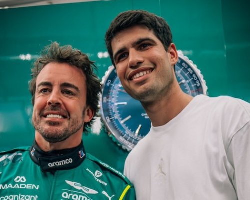 Alcaraz mezi monoposty. Před návratem v Dauhá navštívil testy F1 a potkal Alonsa, Sainze i Hamiltona