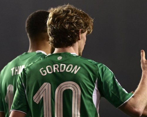 Premier League ho brzdí, Evropa ho miluje! Gordon šokoval Ligu mistrů. Překonal Shearera a zařadil se po bok Kanea