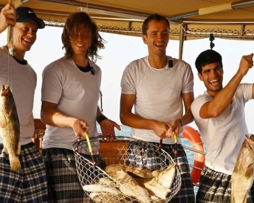 Čtyři králové na jedné lodi! Sinner, Medveděv a Rubljov doprovázeli na rybolovu světovou jedničku se 150 výhrami na tvrdém povrchu