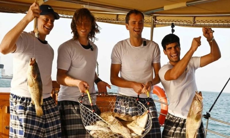 Čtyři králové na jedné lodi! Sinner, Medveděv a Rubljov doprovázeli na rybolovu světovou jedničku se 150 výhrami na tvrdém povrchu