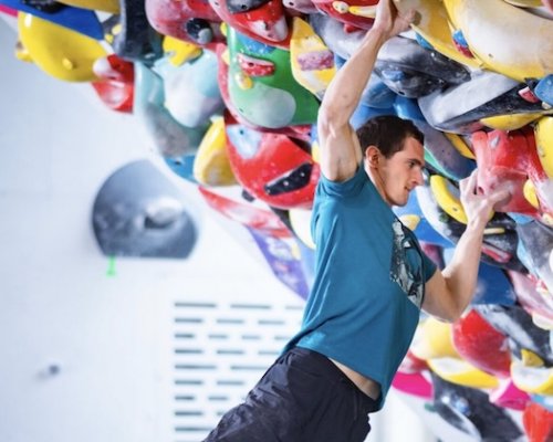 Deset 8B za večer! Ondra odpálil sezonu brutální jízdou i v nevytopené hale. "Máme na stole pár šílených skalních klenotů," navnadil