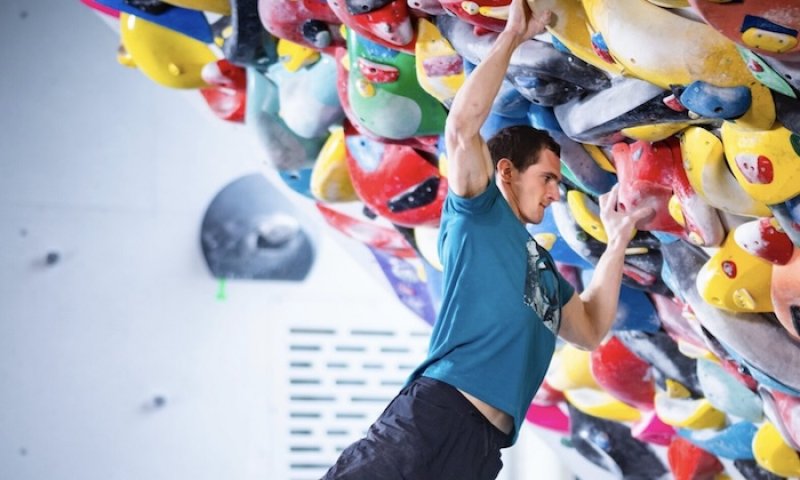 Deset 8B za večer! Ondra odpálil sezonu brutální jízdou i v nevytopené hale. "Máme na stole pár šílených skalních klenotů," navnadil