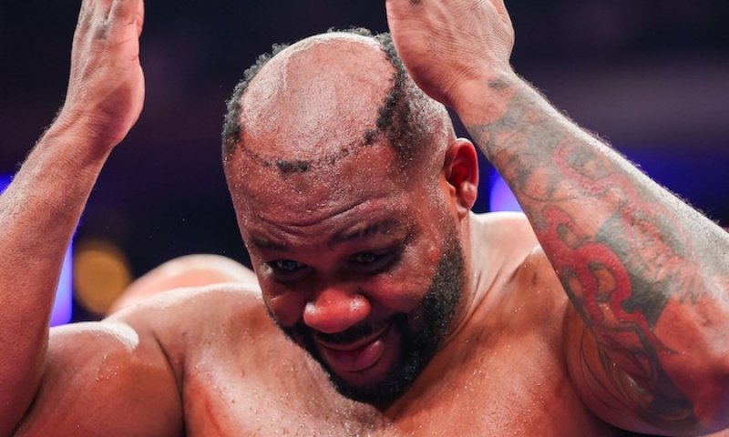 Příčesek letěl do publika, Miller si ale i tak vylepšil profi bilanci na 27-1. Bizarní boxerský moment z Madison Square Garden