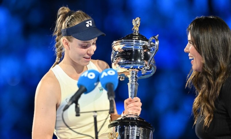 Skalpy dvou nejlepších hráček světa? Rybakinová je teprve čtvrtou ženou, jíž se to v Melbourne za posledních 51 let povedlo