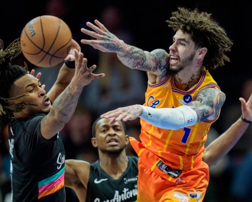 Famózní noc v NBA: Hornets na vítězné vlně, velký zápas Sengüna a rozdíloví náhradníci Memphisu