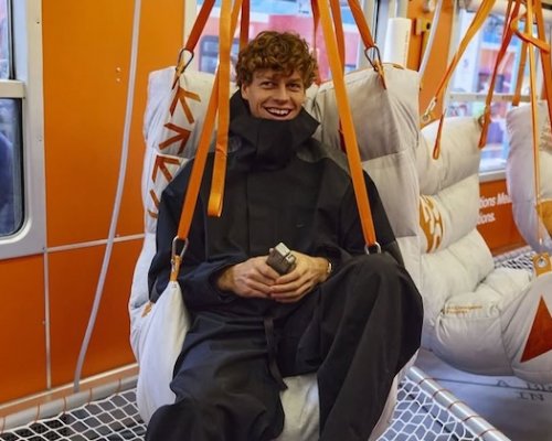 Sinner v roli dobrovolníka. V rámci olympiády v Miláně a Cortině rozdával lístky ve vlaku