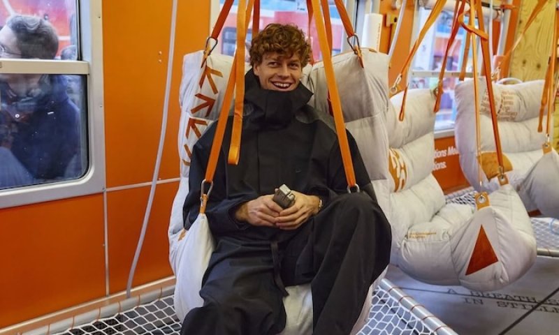 Sinner v roli dobrovolníka. V rámci olympiády v Miláně a Cortině rozdával lístky ve vlaku